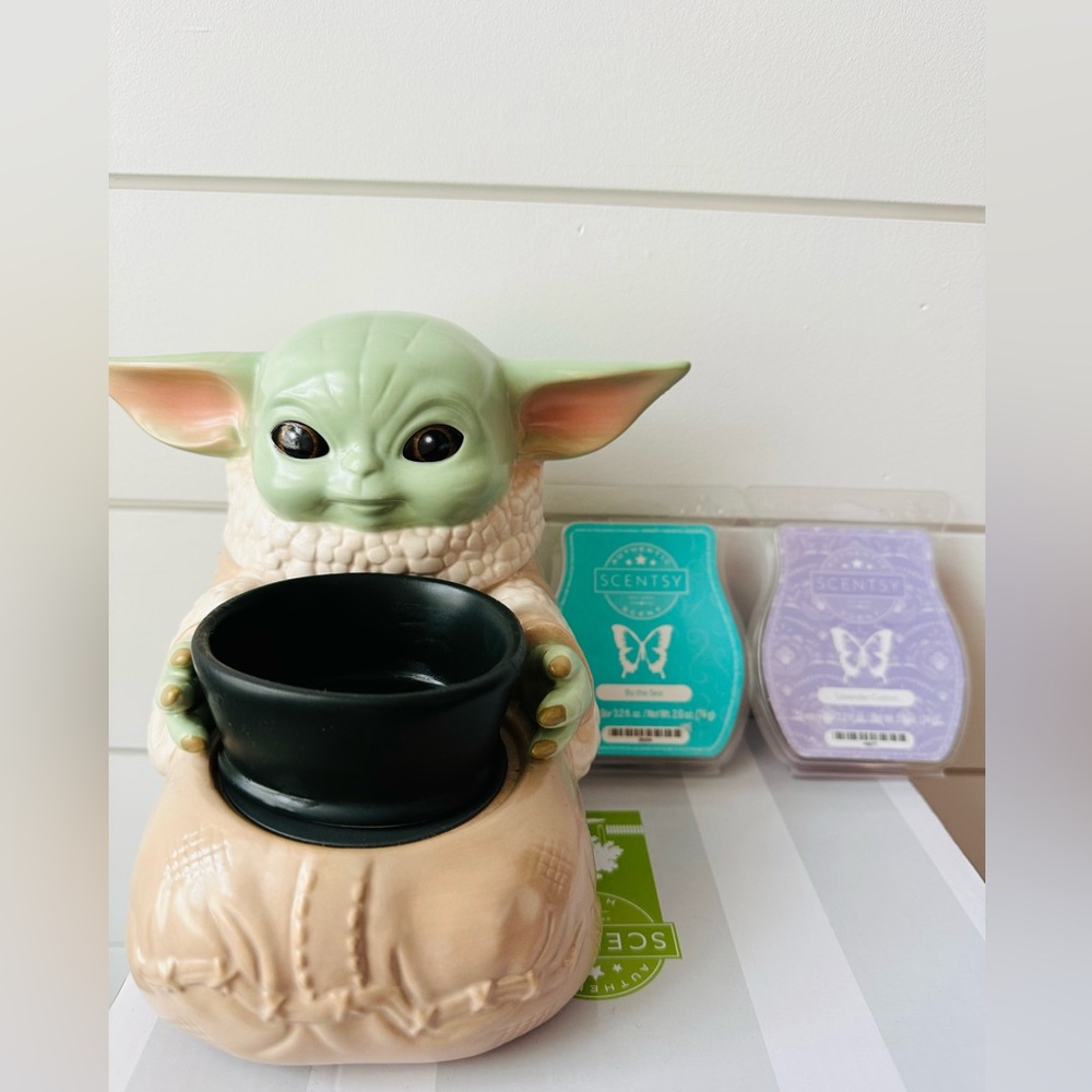 The Child Yoda Scentsy Warmer Mandalorian Star Wars Retired Collectors W/2 bars